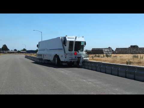 Barrier Transfer Machine - машина переставляет бетонные блоки
