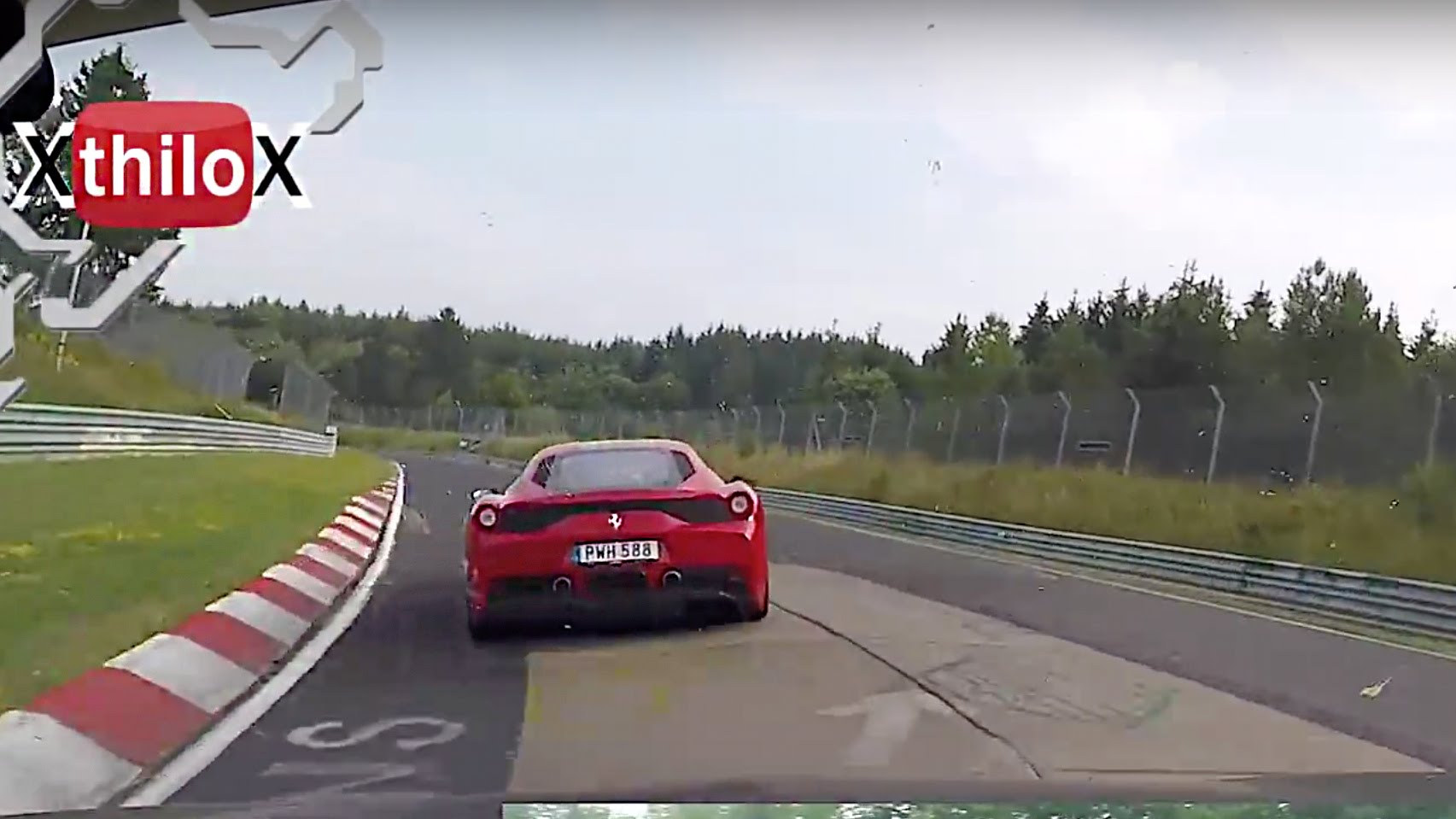 Ferrari 458 VS Megane R.S. на трассе в Нюрбургринге